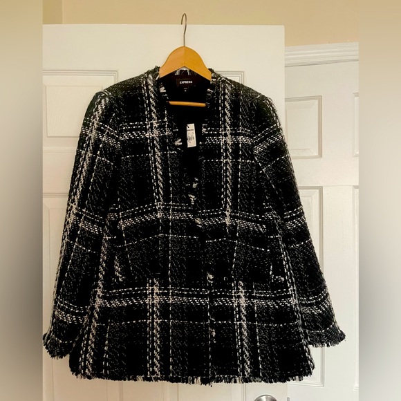 EXPRESS BLAZER: black and white Chanel classic look! Works with so many outfits - Picture 5 of 6